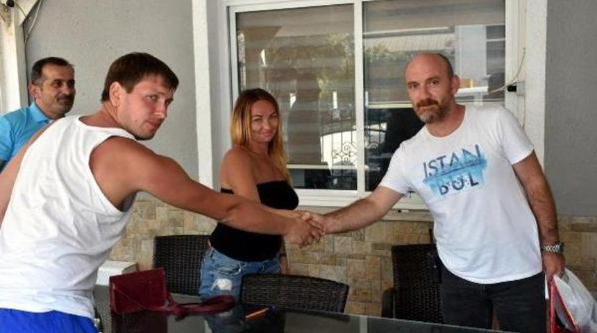 Ukraynalı &Ccedil;iftten, &Ccedil;alınan Eşyalarını Bulan Polise &Ouml;vg&uuml;