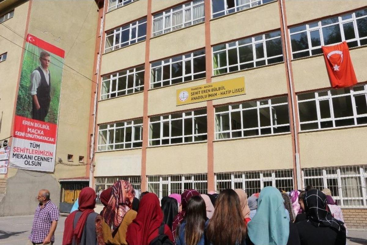 Şehit Eren B&uuml;lb&uuml;l&rsquo;&uuml;n Sırasına &Ccedil;i&ccedil;ek Bıraktılar