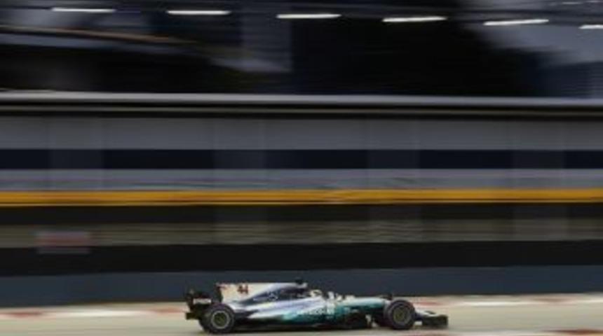 Mercedes Amg Petronaslu Pilotlar Singapur&rsquo;da Koltuklarını Sağlamlaştırdı