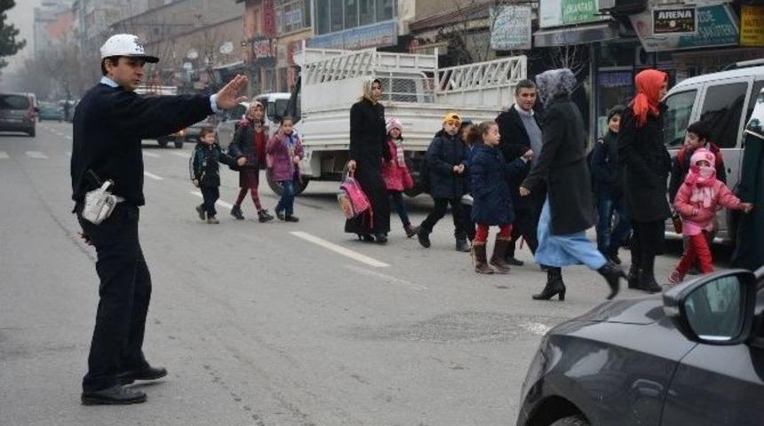 Polislerden &Ouml;rnek Davranış