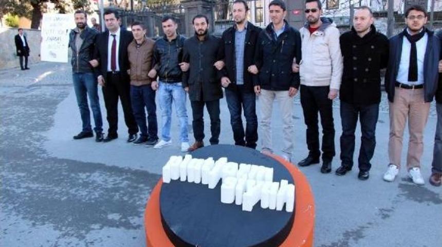 25 Aralık Operasyonunu Ananas Dağıtarak Protesto Ettiler