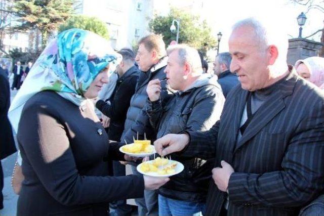 25 Aralık Operasyonunu Ananas Dağıtarak Protesto Ettiler