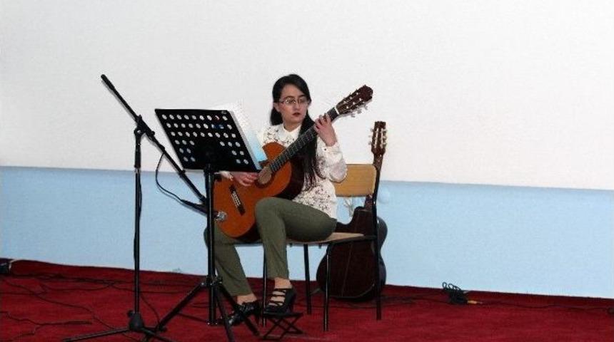 &Uuml;niversite &Ouml;ğrencilerinden Klasik M&uuml;zik Dinletisi