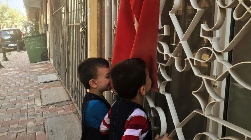 Ders Başı Yapan S&uuml;riyeli &Ouml;ğrenciler T&uuml;rk Bayrağını &Ouml;p&uuml;p Teşekk&uuml;r Etti