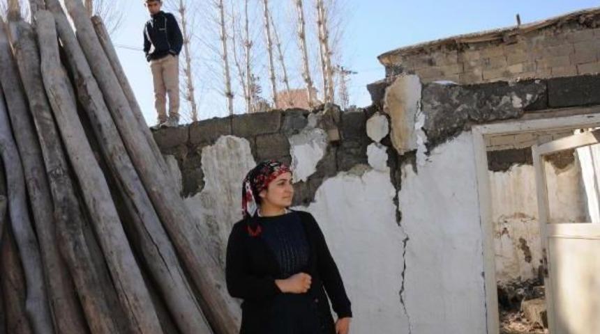 Evleri Kısmen &Ccedil;&ouml;ken Aile Yardım Bekliyor