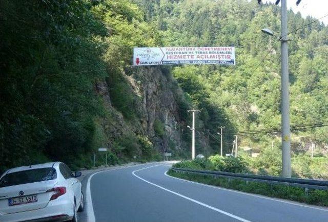 Rize de G&uuml;l&uuml;mseten Pankart: &Ouml;ğretmenevi 50 Metre Geride 2
