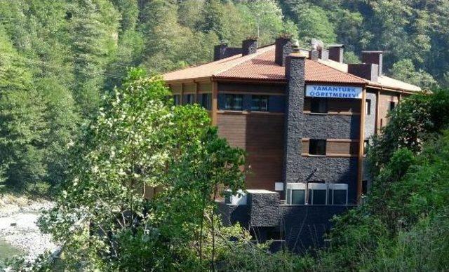 Rize de G&uuml;l&uuml;mseten Pankart: &Ouml;ğretmenevi 50 Metre Geride 3