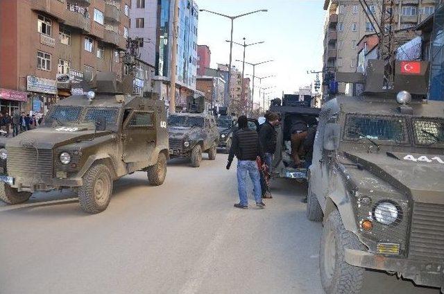 Polisin Baskın Düzenlediği İş Merkezinde Gerginlik