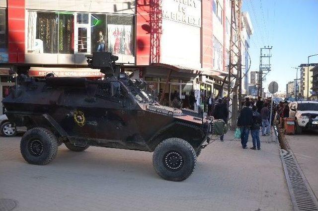 Polisin Baskın Düzenlediği İş Merkezinde Gerginlik