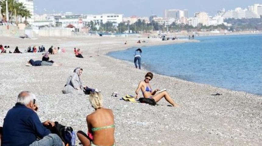 Antalya'da G&uuml;neşi G&ouml;ren Sahile Koştu