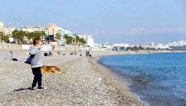 Antalya'da Güneşi Gören Sahile Koştu