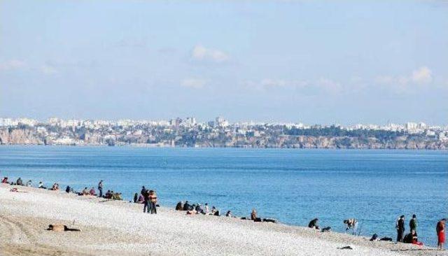 Antalya'da Güneşi Gören Sahile Koştu