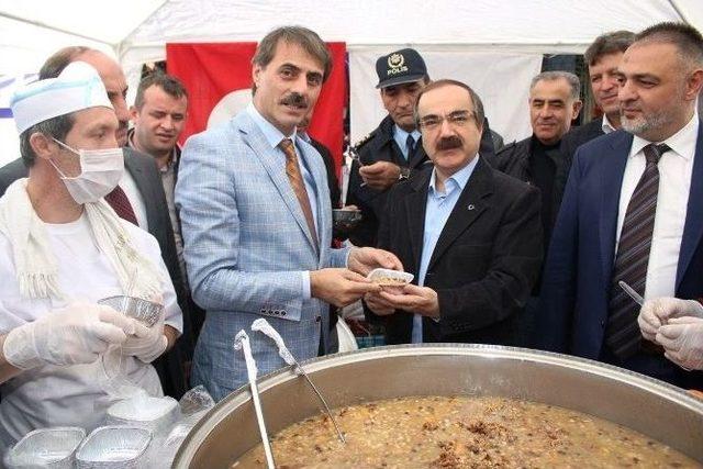 Vali Coş İle Başkan Alemdar Sosyete Pazarı’nda Aşure Dağıttı