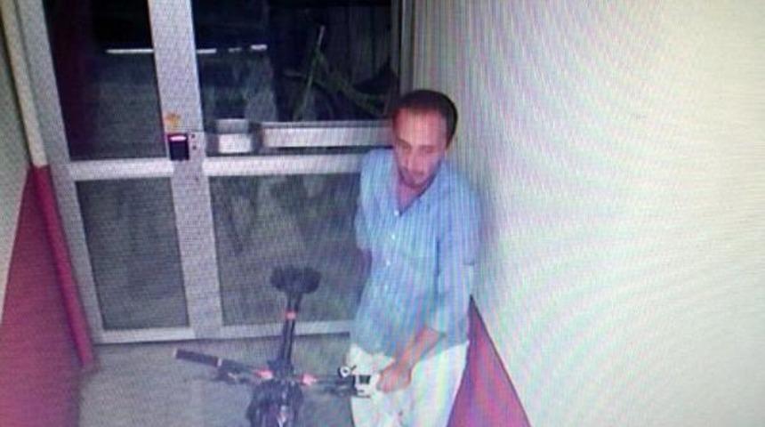 Bisiklet Hırsızı G&uuml;venlik Kamerasında