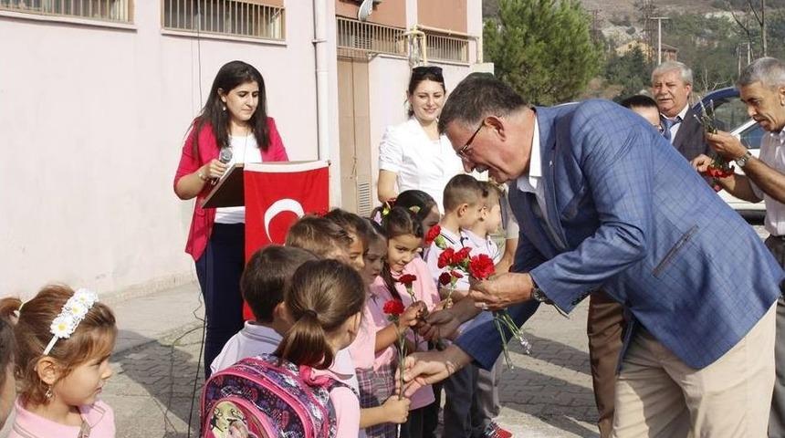 Başkan Duymuş Okula Yeni Başlayan 1&rsquo;inci Sınıf &Ouml;ğrencilerine Karanfil Dağıttı