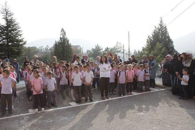 Başkan Duymuş Okula Yeni Başlayan 1’inci Sınıf Öğrencilerine Karanfil Dağıttı