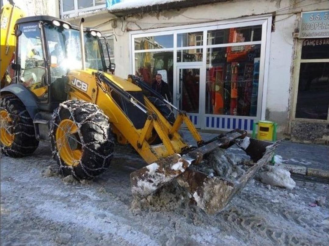 Bah&ccedil;esaray&rsquo;da Kar Temizleme &Ccedil;alışmaları