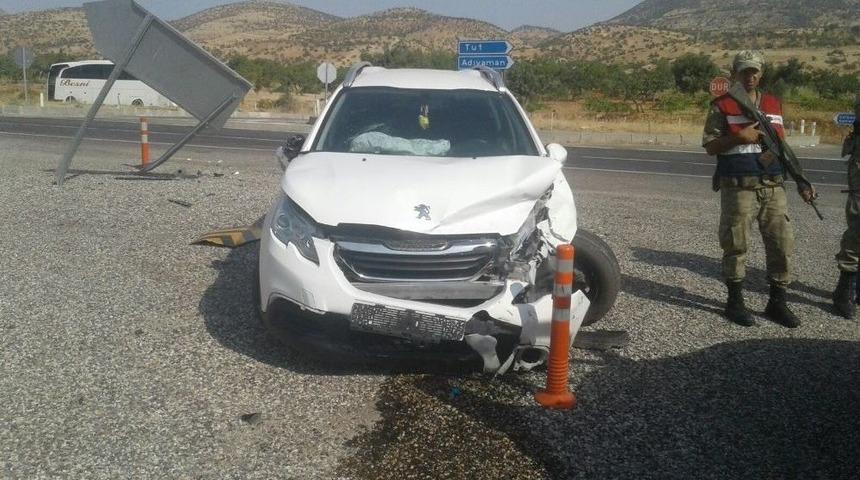 Gölbaşı’nda 2 Otomobil Çarpıştı: 4 Yaralı