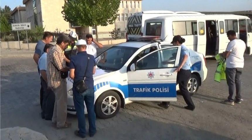 Gediz&rsquo;de Okul Ve Servislere Polis Denetimi