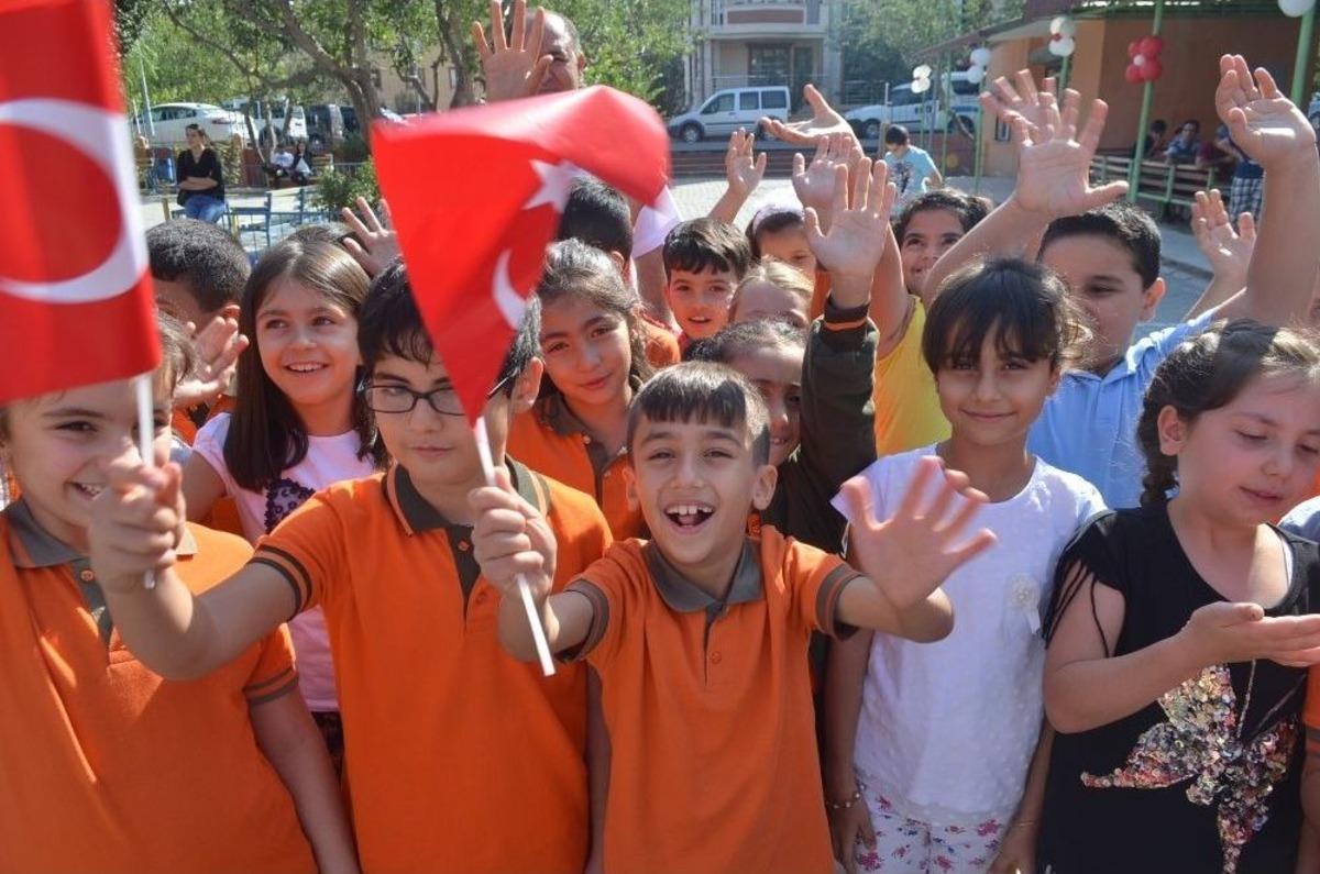 Okullarda İlk Ders Zili &Ccedil;aldı