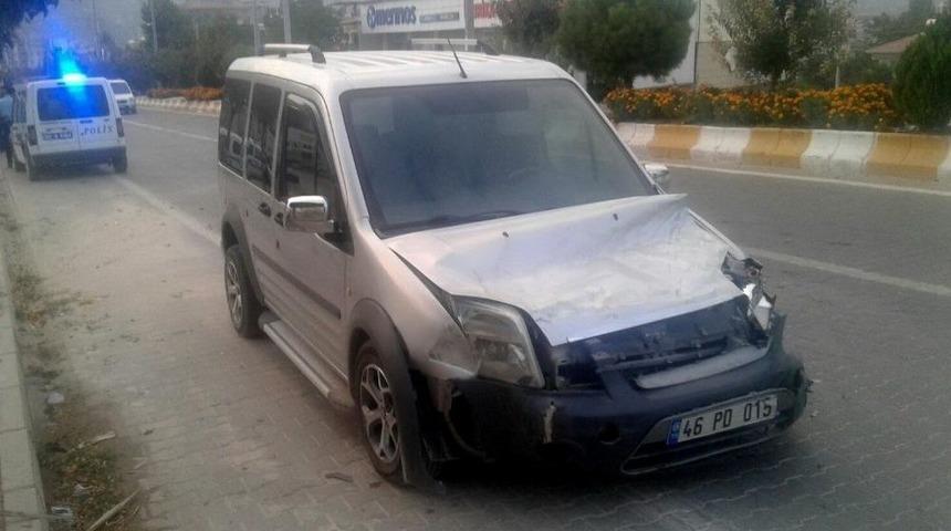 Hafif Ticari Ara&ccedil; At Arabasına &Ccedil;arptı