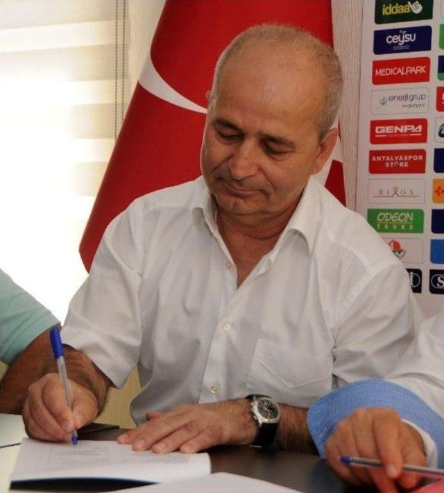 Antalyaspor’da Teknik Direktör Korkukır İle Yollar Ayrıldı