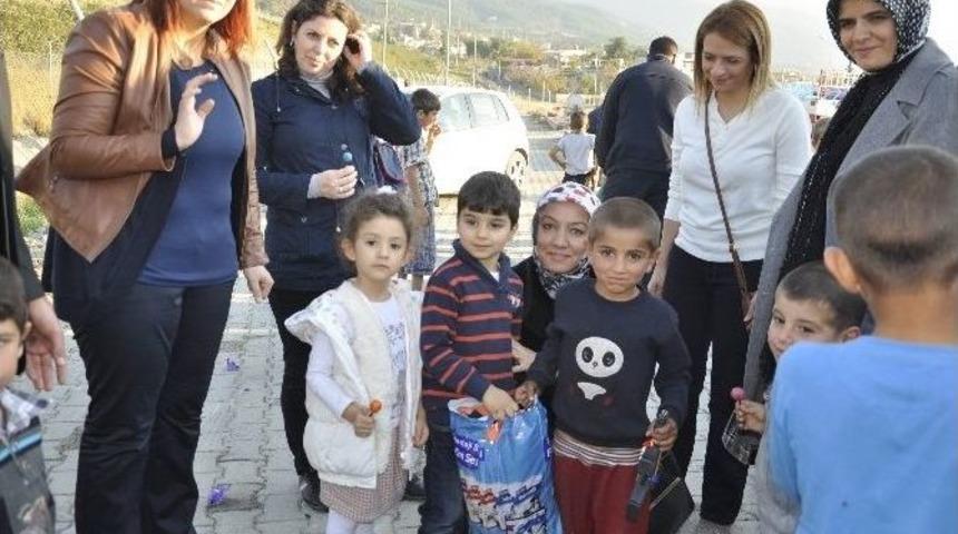 Ana Okulu &Ouml;ğrencilerinden Tarım İş&ccedil;isi Ailelerin &Ccedil;ocuklarına Giysi Yardımı