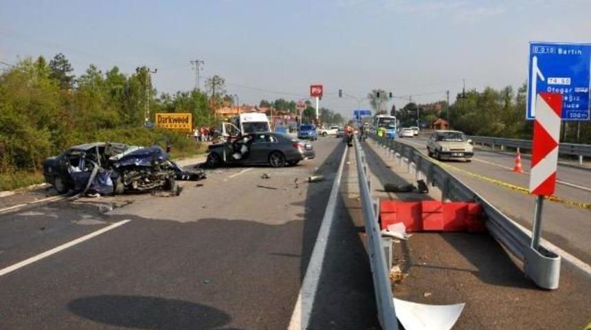 Bartın'da Iki Otomobil &Ccedil;arpıştı: 1 &Ouml;l&uuml;, 1 Yaralı