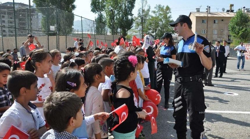 Polisten &Ouml;ğrencilere G&uuml;venlik Uyarısı