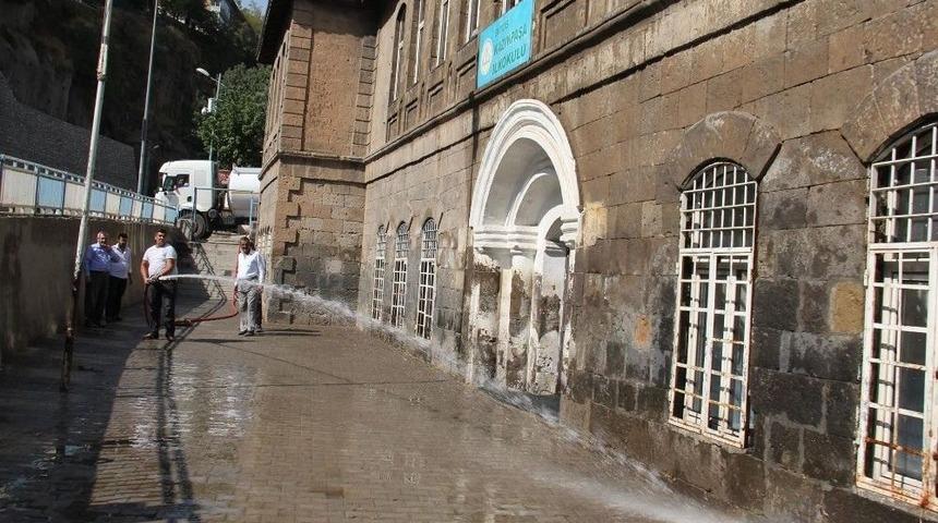 Bitlis Belediyesi Okul Bah&ccedil;elerini Yıkadı