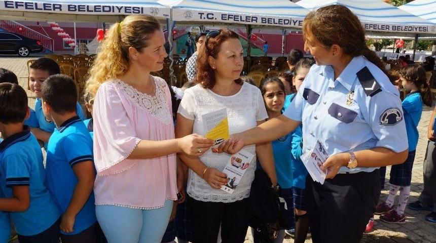 Aydın Polisi Okulun İlk G&uuml;n&uuml; Velileri Broş&uuml;rle Bilgilendirdi