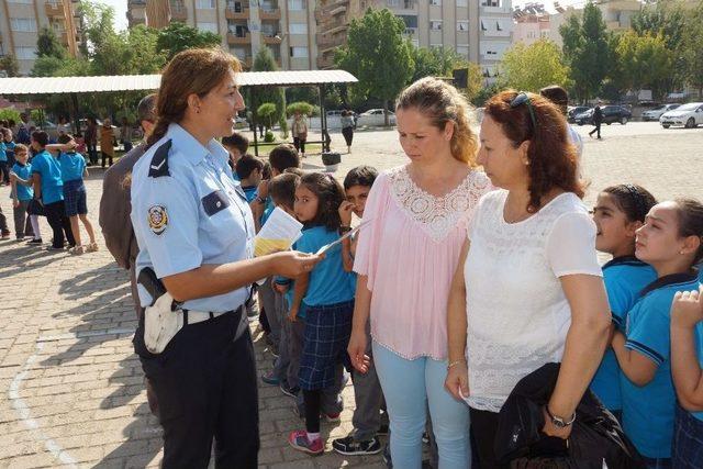 Aydın Polisi Okulun İlk Günü Velileri Broşürle Bilgilendirdi