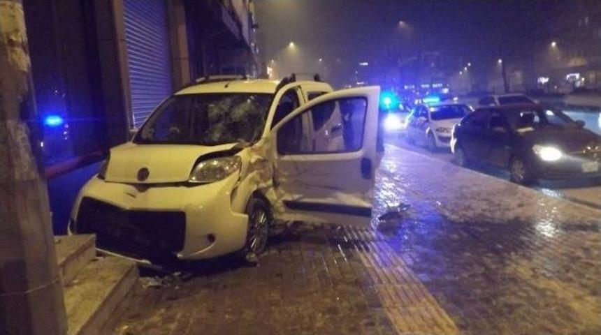 Bursa&rsquo;da Hızını Alamayan Otomobil Kaldırıma &Ccedil;ıkıp Park Halindeki Araca &Ccedil;arptı