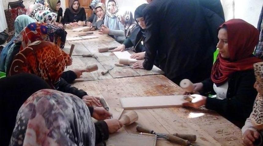 Şanlıurfa&rsquo;da Kadınlar Ahşap Oyarak Haklarını &Ouml;ğreniyor