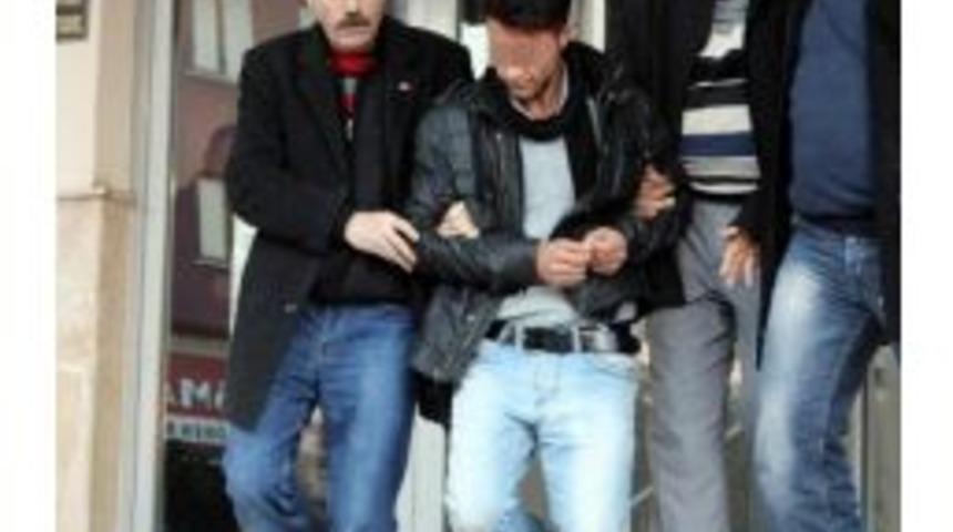 Kendini Polis Olarak Tanıttı, 72 Yaşındaki Kadının Altınlarını &Ccedil;aldı