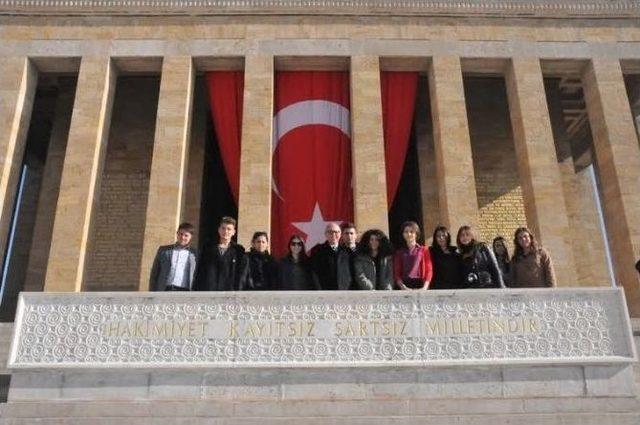 Cumhuriyeti Resmeden Öğrenciler Anıtkabir’de