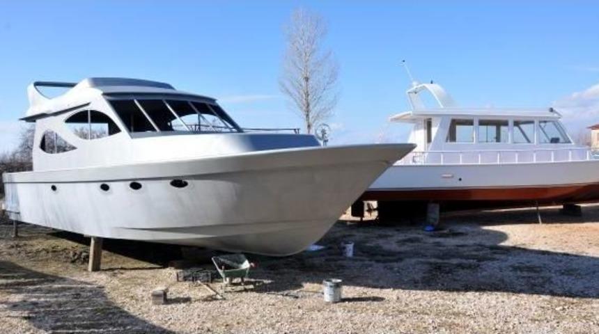 Van G&ouml;l&uuml; Kıyısındaki Evin Bah&ccedil;esini Tersaneye &Ccedil;evirdiler