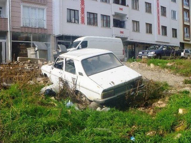 Terk Edilen Araçlar Çevre Kirliliği Oluşturuyor