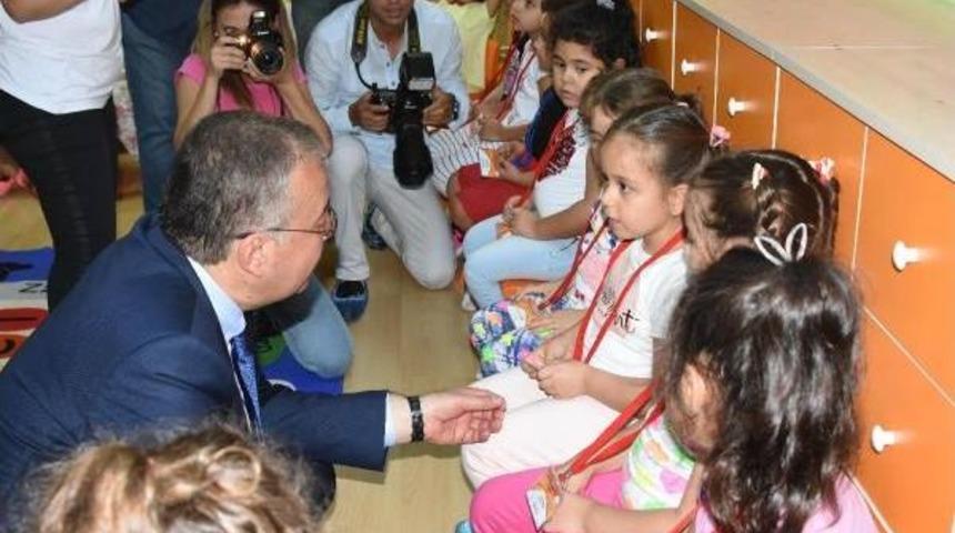 Edirne Valisi, G&uuml;neşte Bekletilen &Ouml;ğrencileri G&ouml;lgeye Aldırdı