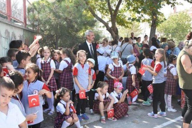 Edirne Valisi, Güneşte Bekletilen Öğrencileri Gölgeye Aldırdı