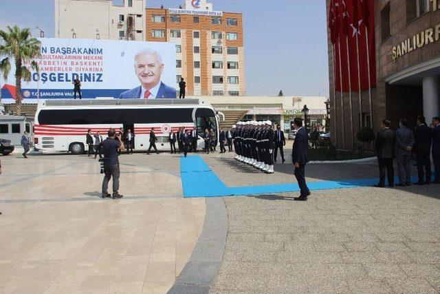 Başbakan Binali Yıldırım Şanlıurfa Valiliğini Ziyaret Etti