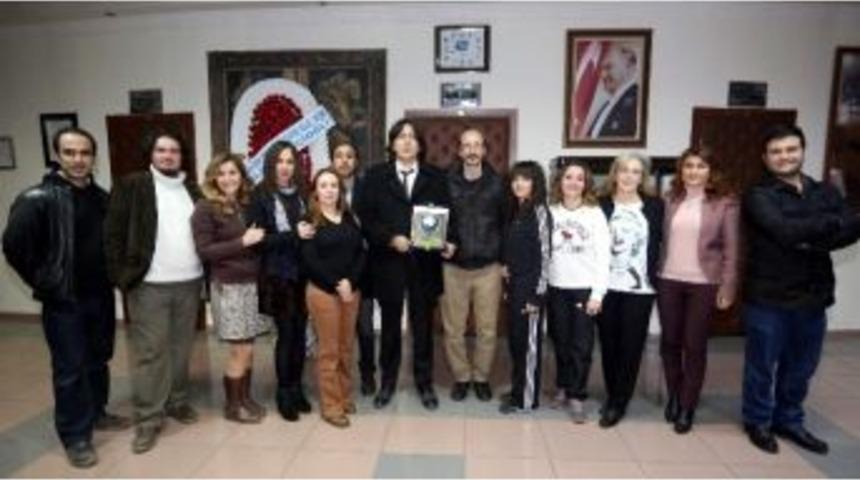 B&uuml;y&uuml;kşehir Tiyatrosuna Başarı Plaketi