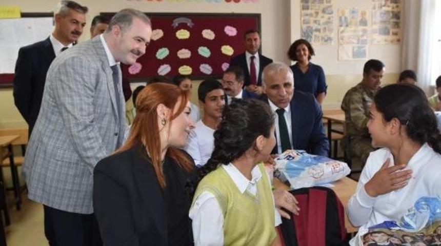 Van Ve Bitlis&rsquo;Te 408 Bin &Ouml;ğrenci Ders Başı Yaptı