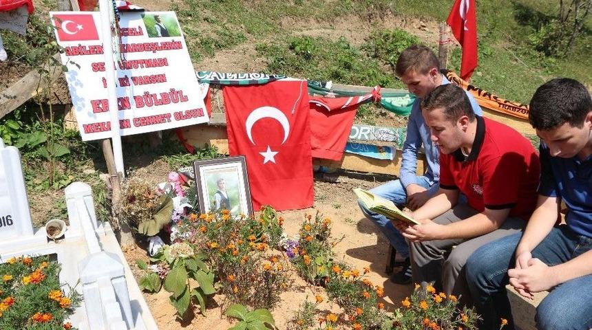 Sınıf Arkadaşları Ve &Ouml;ğretmenleri Okulun İlk G&uuml;n&uuml;nde Şehit Eren B&uuml;lb&uuml;l&rsquo;&uuml;n Kabrini Ziyaret Ettiler