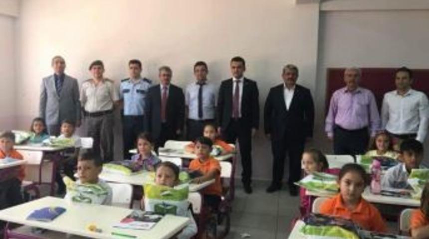 Kaymakam &Ccedil;elik: Bilin&ccedil;li Toplum Olmanın Yolu &Ouml;ğretmenlerimizden Ge&ccedil;er