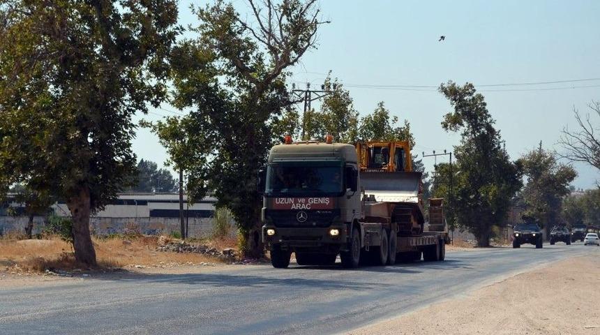 Hatay&rsquo;ın Sınır B&ouml;lgelerine Askeri Sevkıyatlar S&uuml;r&uuml;yor