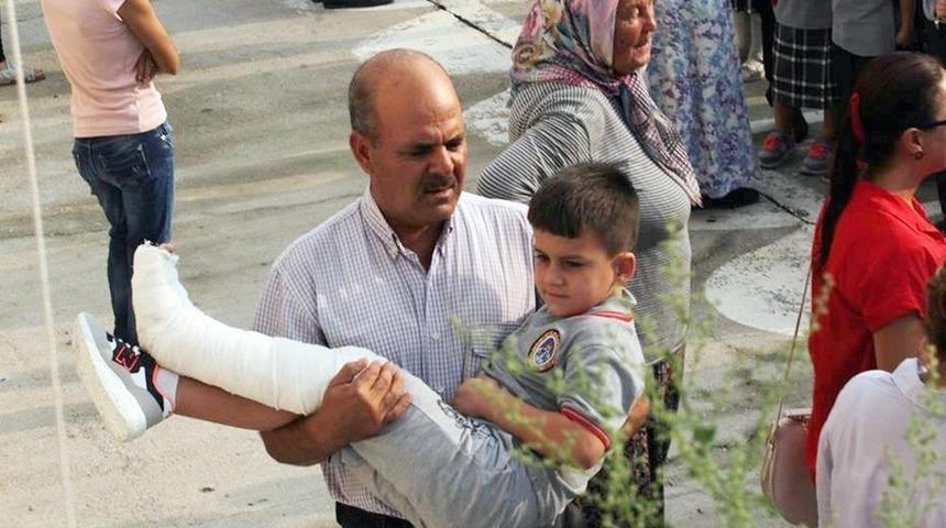 Ayağı Al&ccedil;ıda Olan &Ccedil;ocuğu Okula Dedesi Kucağında Getirdi