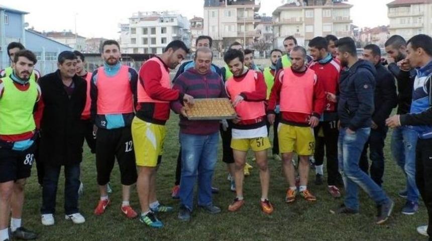 Taraftar Grubu Yaylalı Akreplerden Futbolculara Baklava İkramı