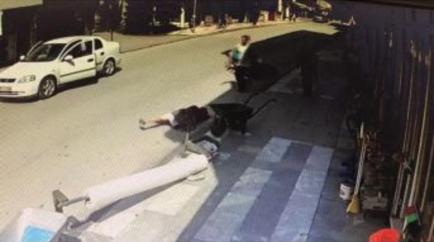 Motosiklet S&uuml;r&uuml;c&uuml;s&uuml;n&uuml;n &Ccedil;arptığı Kadın Yere Yuvarlandı