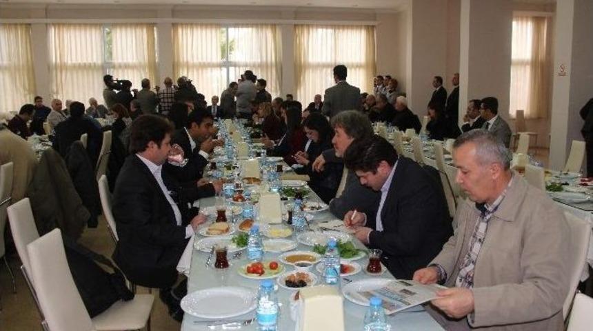 Vali Erol Ayyıldız Gazetecilerle Kahvaltıda Buluştu